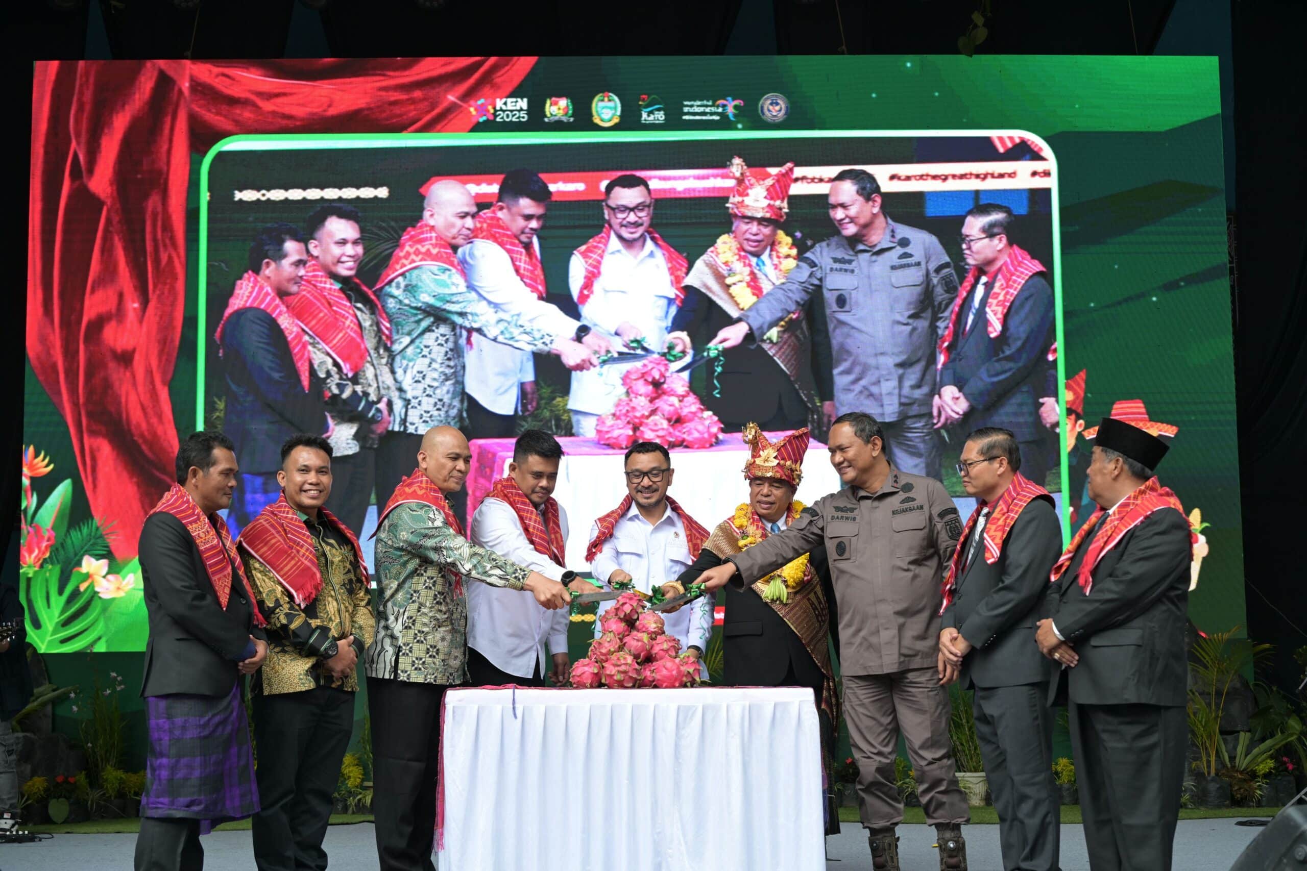 Buka Festival Pesta Bunga dan Buah Tanah Karo 2025, Gubernur Bobby Nasution Disambut Meriah Warga
