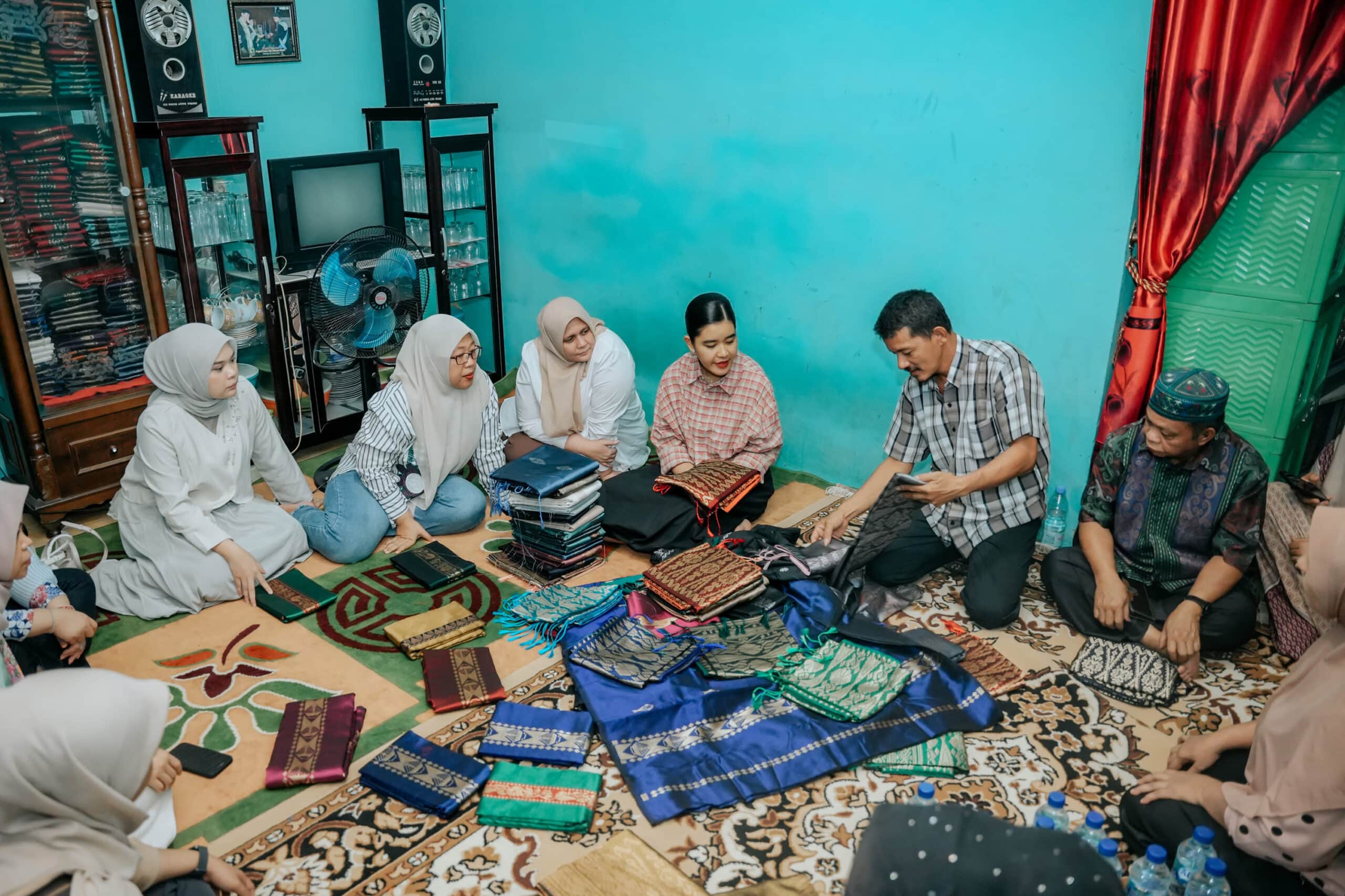 Kahiyang Ayu Kunjungi Sentra Songket Silau Laut, Borong Beragam Motif Khas Asahan