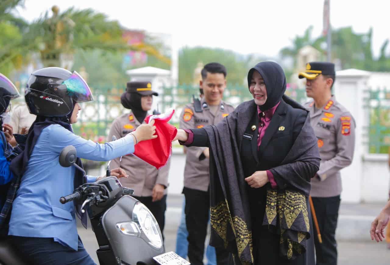 Jelang HUT Ke 80 RI, Forkopimda Bagikan 500 Bendera Merah Putih Ke Warga