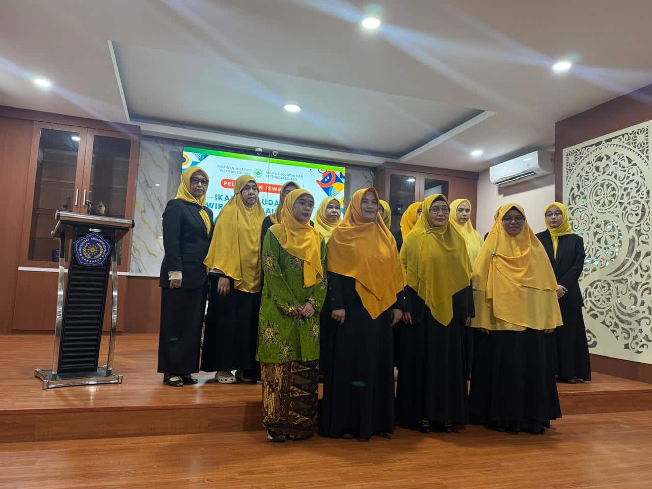 Perkuat Ekonomi Umat, Aisyiyah Sulsel Kukuhkan ISWARA dan Wisudakan Lulusan Sekolah Wirausaha Syariah