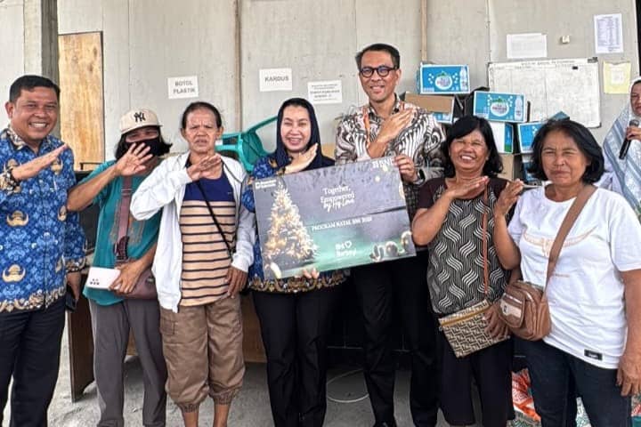 Pemkot Palu Serahkan Bantuan CSR kepada Tenaga Kebersihan