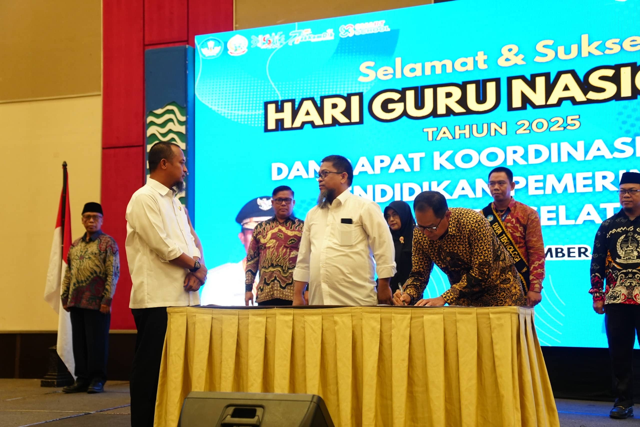 Puncak Hari Guru Nasional 2025 dan Seminar Pendidikan Sulsel Berlangsung Meriah, Gubernur Andi Sudirman Sulaiman: “Guru adalah Penjaga Peradaban”