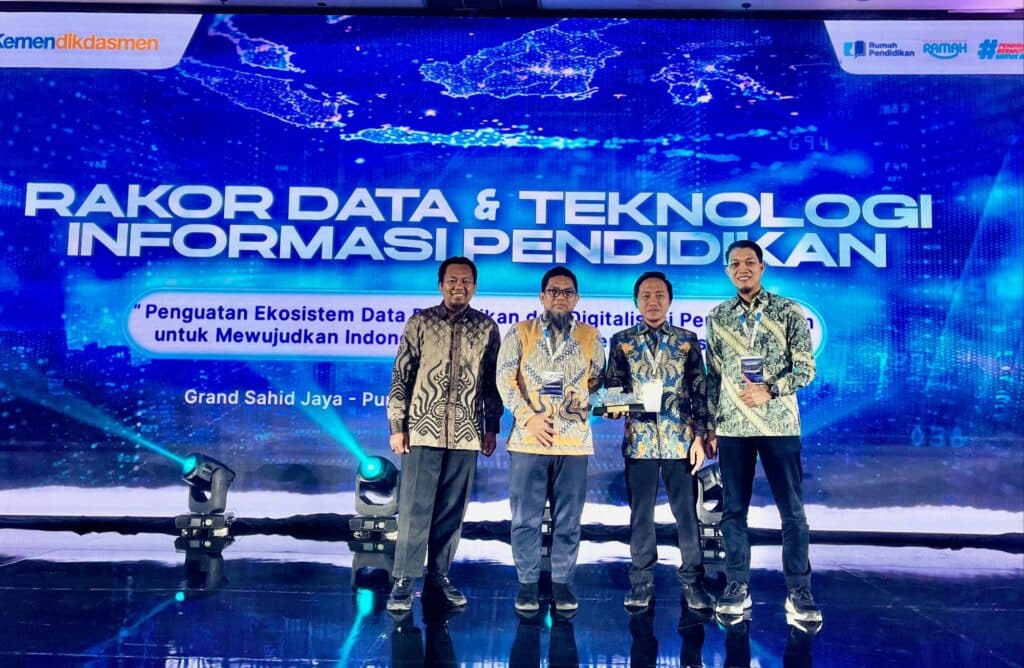 Mendorong Asta Cita Nusa Digital, Disdik Sulsel Raih Anugerah Kolaborasi 2 img 20251215 wa00695557970423030376691