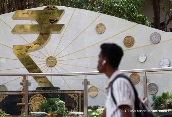 Rupee Anjlok ke Level Terendah dalam Satu Bulan, Ini Sentimen yang Menyeretnya
