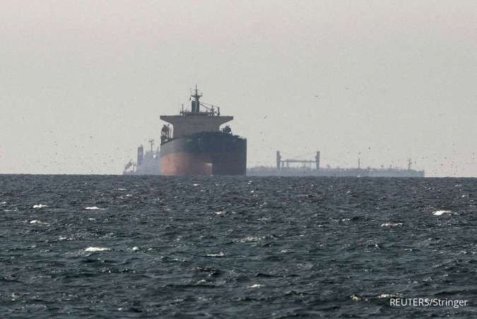 Menjelang Blokade AS, Kapal-Kapal Iran Padati Selat Hormuz