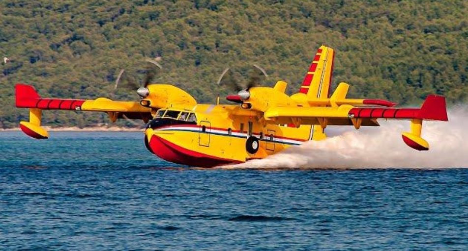 Pesawat Udara Canadair, Si Pemadam Kebakaran yang Bisa Isi Air dalam 12 Detik